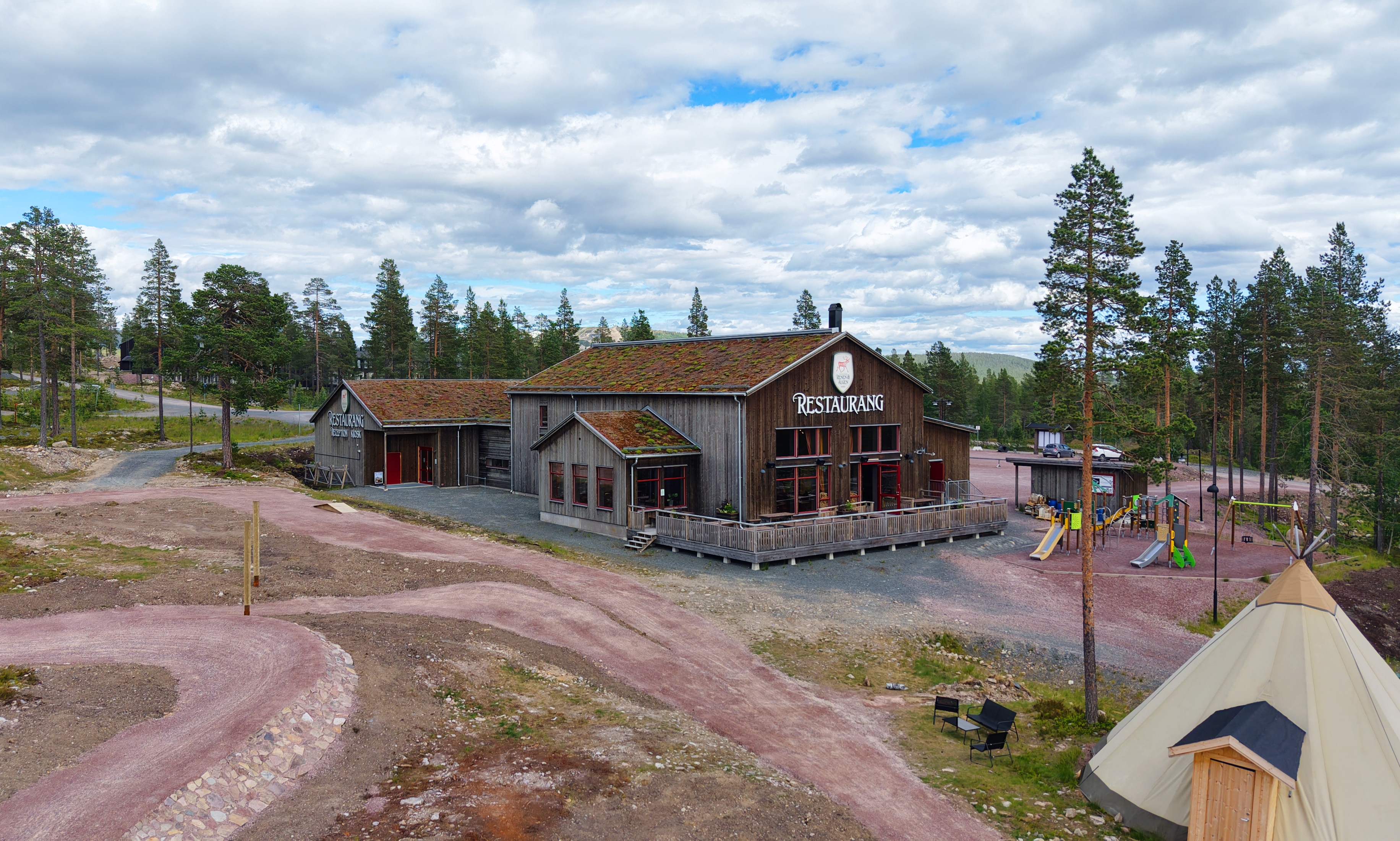 Restaurang Renen och älgen sommar.